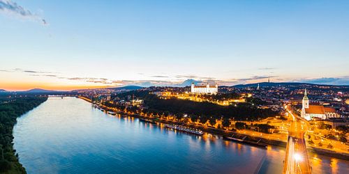 Bratislava met het kasteel bij nacht