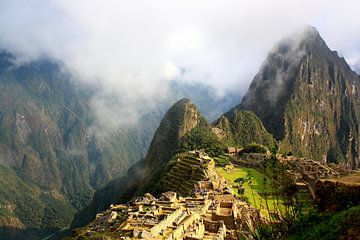 Machu Picchu bij zonsopgang in de mist van Thomas Zacharias