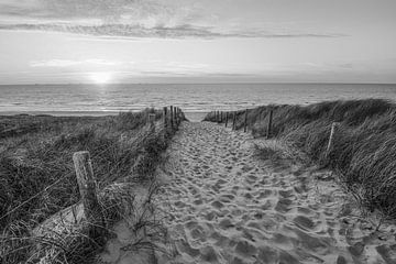 Strand, wind en zee in zwart wit van Dirk van Egmond