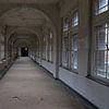 Corridor dans un monastère abandonné et délabré, Urbex sur Leoniek van der Vliet