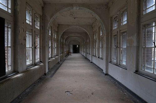 Gang in een verlaten en vervallen klooster, Urbex