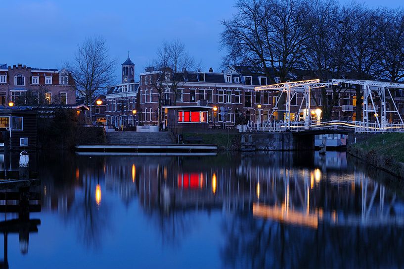 De Abel Tasmanbrug met Billitonkade en Leidsekade in Utrecht van Donker Utrecht