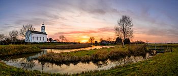 Weiße Kirche bei Sonnenuntergang