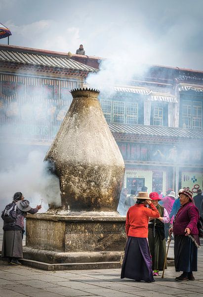 Straßenszene in Lhasa, Tibet von Rietje Bulthuis