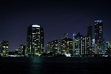 USA, Floride, Miami City Skyline la nuit se reflétant dans l'eau sur adventure-photos