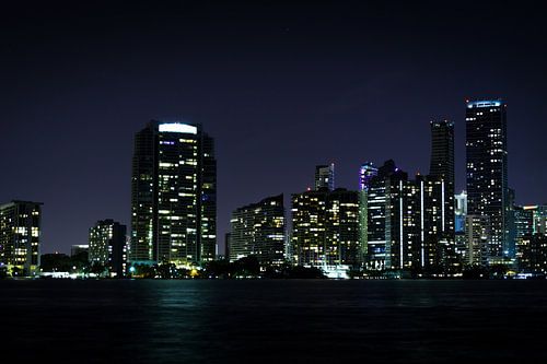 Verenigde Staten, Florida, Miami City Skyline bij nacht die in water nadenken