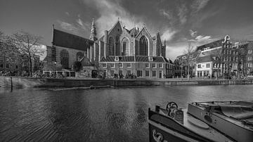 De Oude kerk in hartje Amsterdam van Peter Bartelings