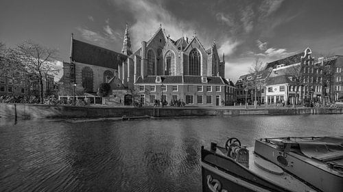 De Oude kerk in hartje Amsterdam van Peter Bartelings