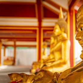 Gouden Boeddha in Thaise tempel van Jack Donker