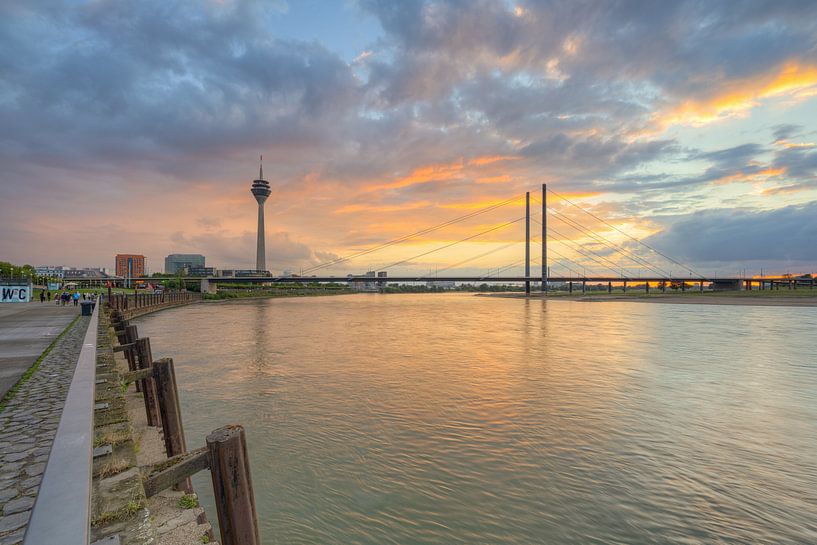 Uitzicht op Düsseldorf vanaf de Rijnboulevard van Michael Valjak