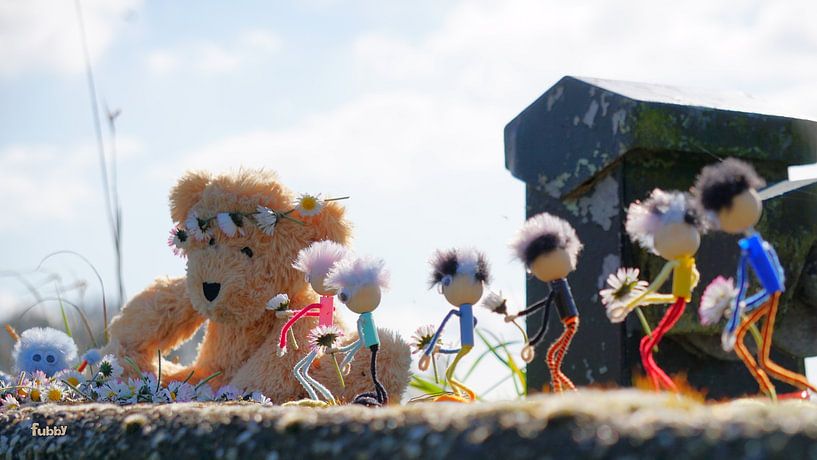 Fubby's bringing daisies to decorate a bear. by Sailographic Paula