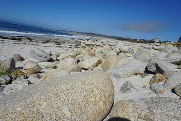 Plage de galets sur Sharona De Vries