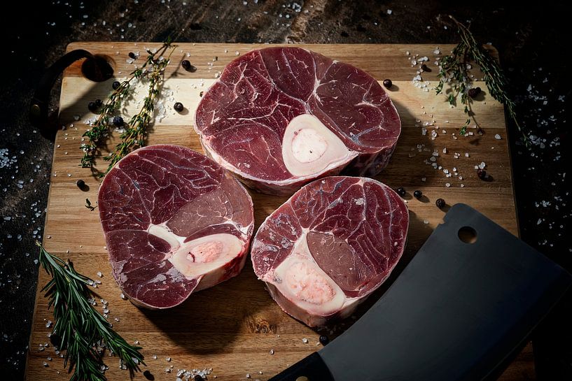 rohes Fleisch auf schwarzem Hintergrund von Olha Rohulya