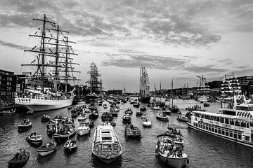 Sail Amsterdam 2015 in schwarz-weiß von Ton de Koning