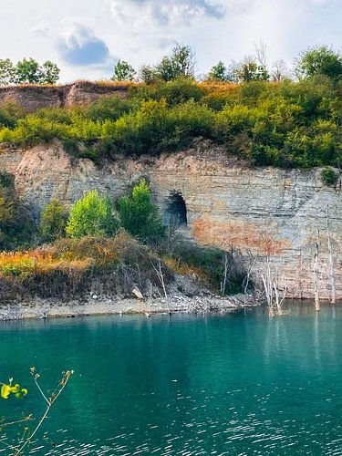 Türkisblauer See am Kalksteinfelsen