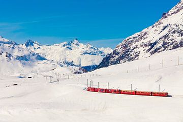 Bernina Express op de Bernina Pass in Zwitserland van Werner Dieterich