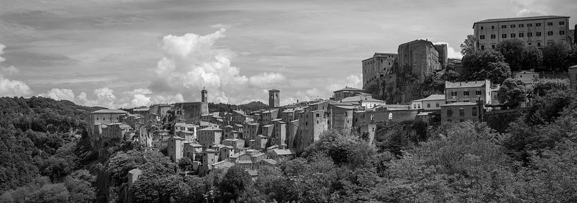 Monochrome Tuscany in 6x17 format, Sorano van Teun Ruijters