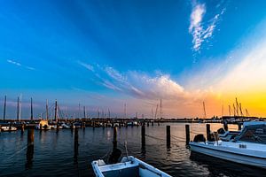 Motorboote & Segelschiffe, Sonnenuntergang am Hafen Altefähr, Insel Rügen
