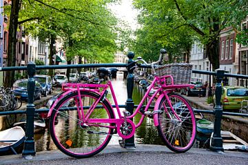 Roze fiets in Amsterdam van Ton de Koning