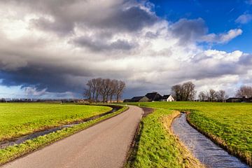 De weg naar Dorkwerd omgeving Groningen van Evert Jan Luchies