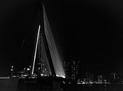 Erasmusbrug - Rotterdam in zwart-wit van Ineke Duijzer thumbnail