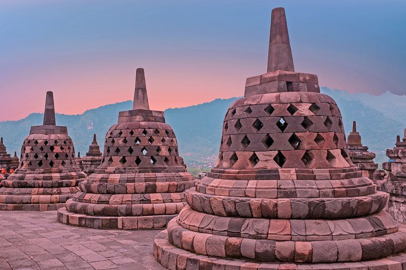 Borobudur tempel in centraal Java in Indonesië bij zonsondergang van Eye on You