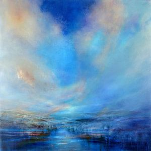 Blick in die blaue Landschaft von Annette Schmucker