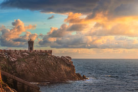 Leuchtturm auf der Piazza Bovio bei Sonnenuntergang in Piombino, Toskana von Stefano Orazzini