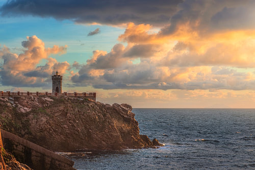 De vuurtoren van Piazza Bovio bij zonsondergang in Piombino, Toscane
