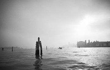 La lagune de Venise dans le brouillard sur Karel Ham