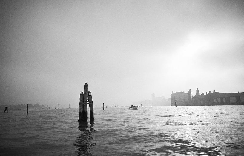 Venedig Lagune im Nebel. von Karel Ham
