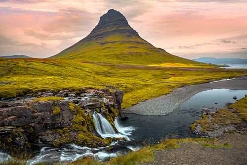 Zonsondergang bij de beroemde Kirkjufellsfoss waterval en de Kirkjufell berg