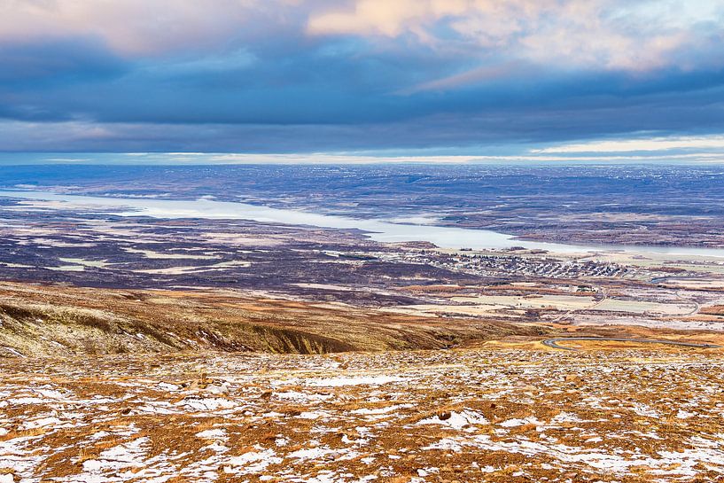Uitzicht over het meer Lagarfljót naar het landschap in het oosten van van Rico Ködder