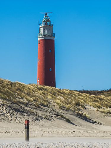 Der Strandpfahl und der Leuchtturm