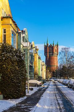 Blick auf den historischen Wasserturm im Winter in der Hansestad
