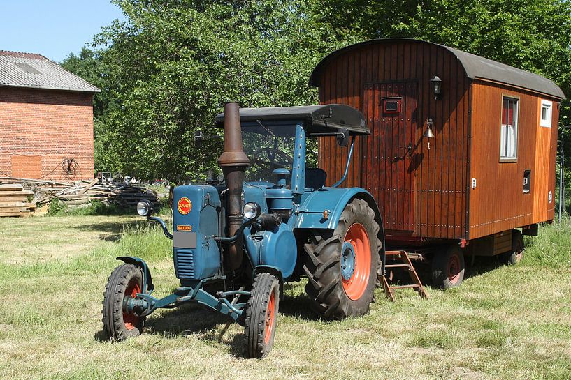 Lanz Bulldog avec une caravane ancienne par Anja Bagunk