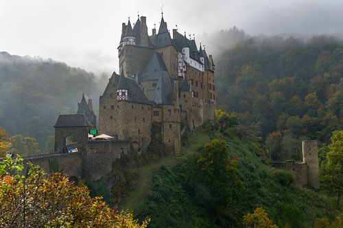 Burg Eltz op een mistige dag