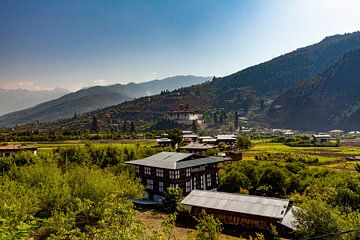 Zicht op de vallei en Bhutaanse huizen in Paro, Bhutan van WorldWidePhotoWeb