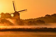 Mill with rising mist at sunrise von Wilma van Zalinge Miniaturansicht