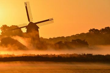 Mill with rising mist at sunrise von Wilma van Zalinge