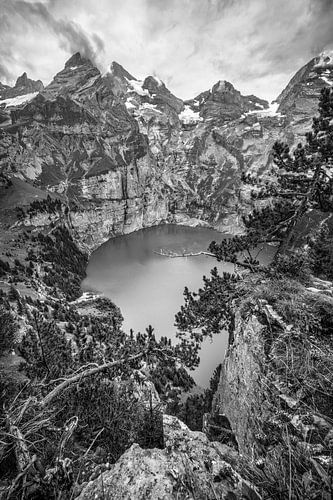 Het Öschinensee-meer in Zwitserland in zwart-wit