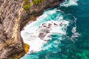 Golven die op de kust van Nusa Penida kapotslaan - Indonesie van Michiel Ton