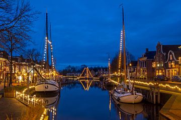Dekorierte traditionelle Segelboote in Dokkum, Niederlande, zur Weihnachtszeit am Abend von Eye on You