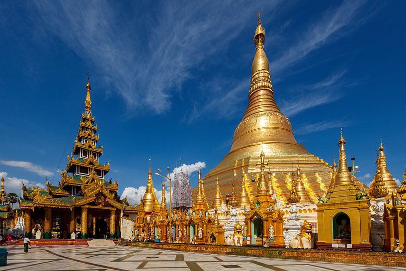 Die Shwedagon Pagode in Rangoon Myanmar von Roland Brack