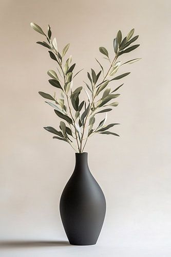 Olijftak in zwarte vaas