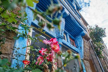 Blauwe gevel in de oude straten van Dinan van Andrea Pijl - Pictures