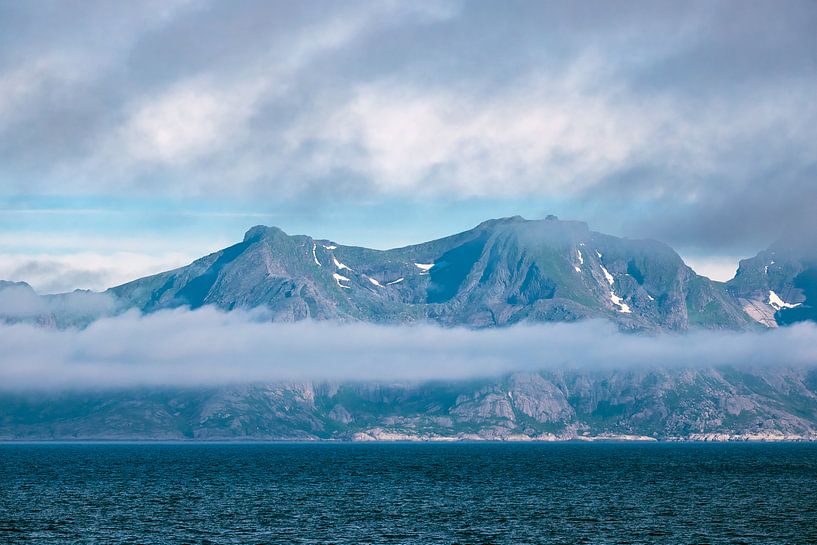 Küste auf den Lofoten in Norwegen van Rico Ködder