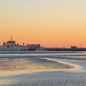 Ameland bij de veerhaven in het gouden uurtje van Meindert Marinus