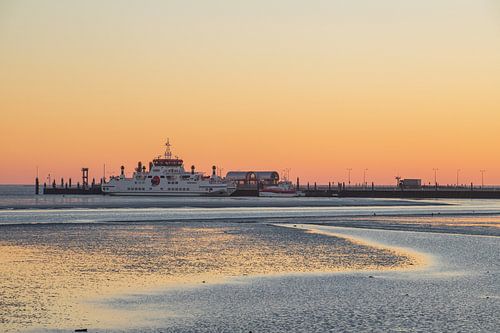 Ameland au port des ferries à l'heure dorée