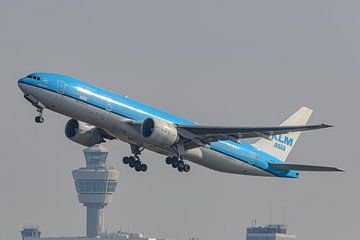 Vertrekkende KLM Boeing 777-200.